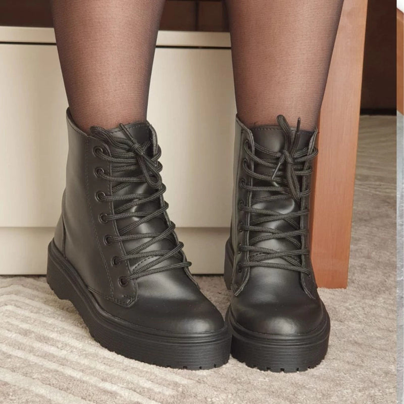 Bota Coturno Feminina Tratorada de Cano Curto